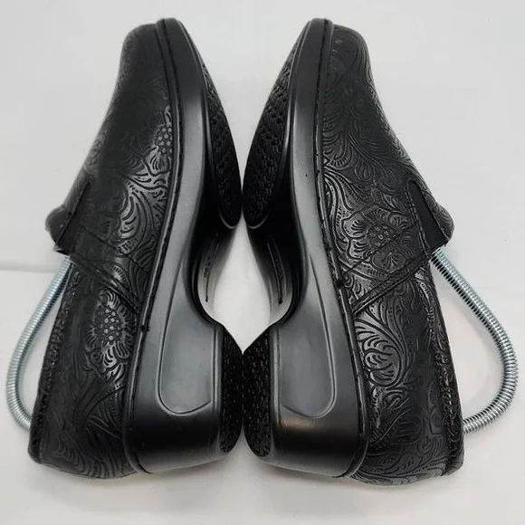 YUU Bethanee Womens Tooled Faux Leather Floral Slip On Clogs Shoes Black Size 9M - Picture 7 of 10